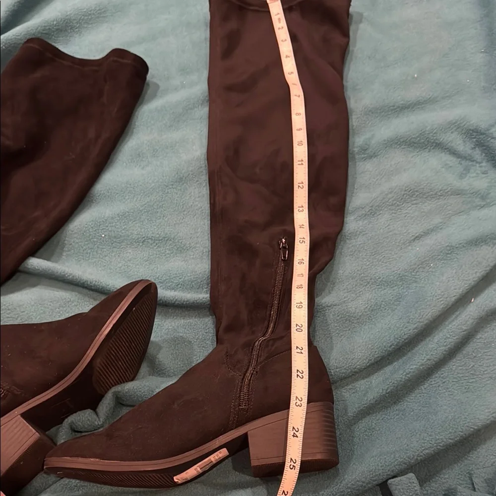 Elegant NWT Black Suede Over-the-Knee Boots Size 6 Rouge Helium